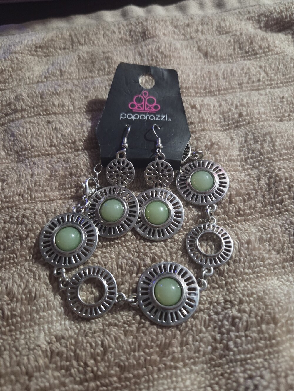 paparazzi Silver-Tone Bracelet with Pale Green Cabochons(J5)
